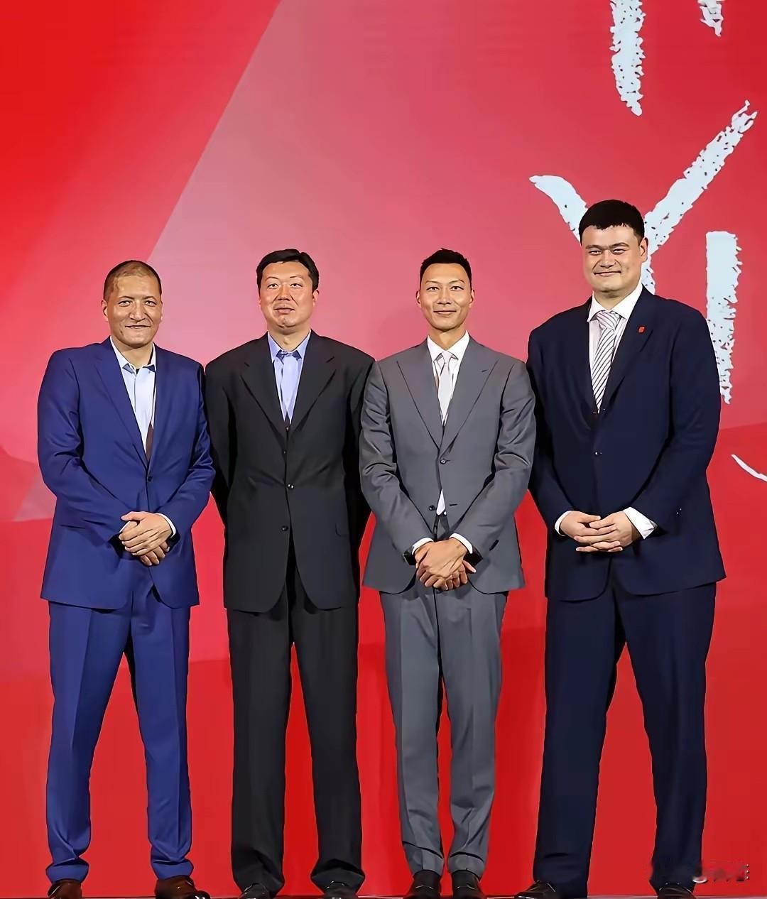 这四个人要是同时在场，估计对方篮板都抢不到。4个高个子同时在场，在配一个顶级射手