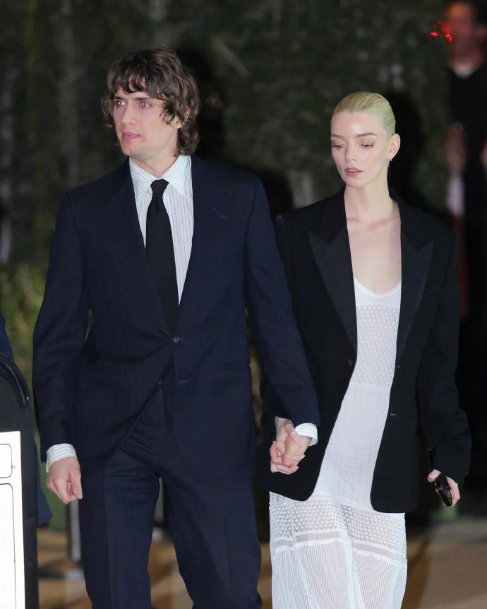 安雅夫妇出席奥斯卡预热晚宴！
3月15日，安雅Anya Taylor-Joy 和