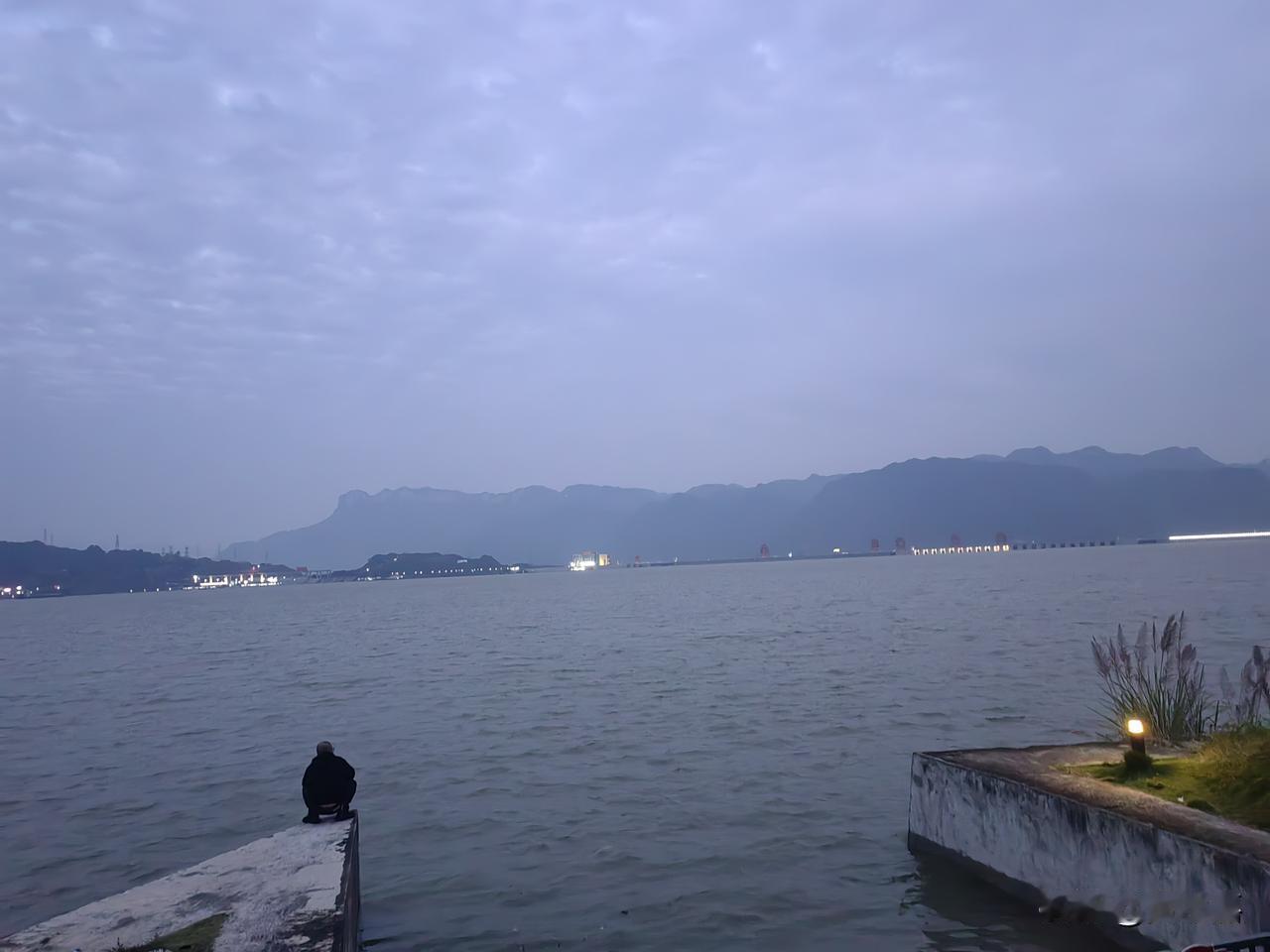 其实生活中许多东西，在尚未出现的时候，就已经以各种方式反复提醒过你了 。