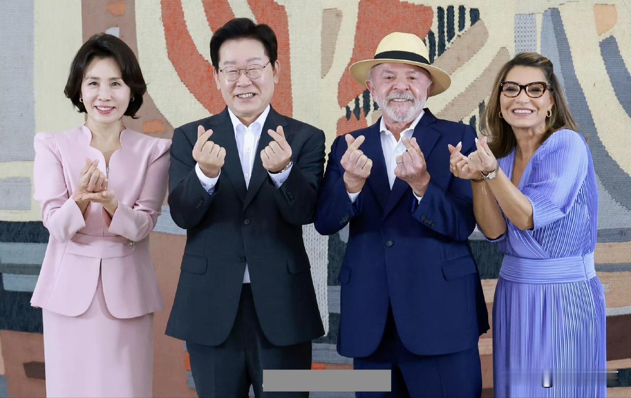 李在明和夫人金惠景访问巴西，卢拉夫妇为他们准备了欢迎宴会，还一起比心合影。注意看