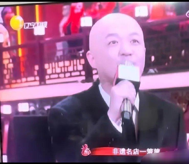 包贝尔一家在辽宁卫视的春晚上表演节目时，一直紧盯提词器，感觉他们离开提词器后下一