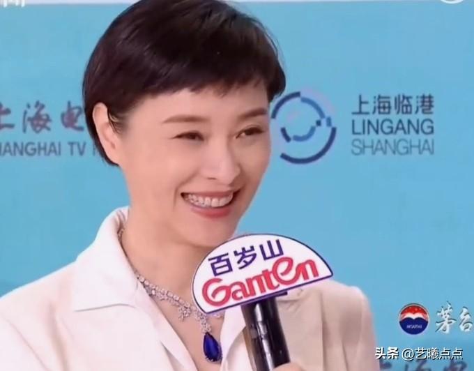 于和伟、吴越今晚踏上第31届“白玉兰绽放颁奖典礼”的红毯。
他俩在电视剧《沉默的