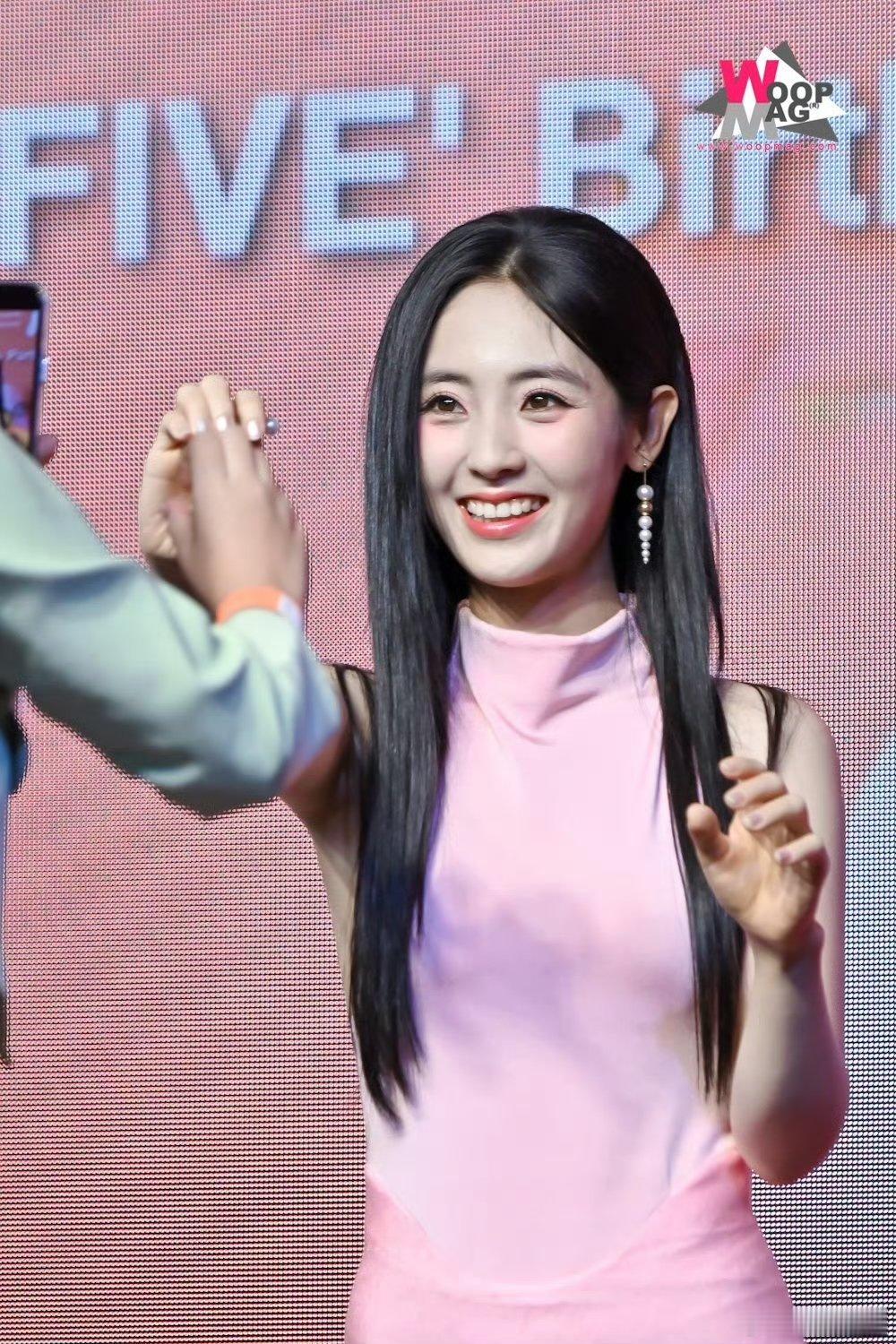 #邢菲戳脸#邢菲与粉丝之间的互动，不仅仅是蛋糕那么简单，它代表了一种深厚的情感交