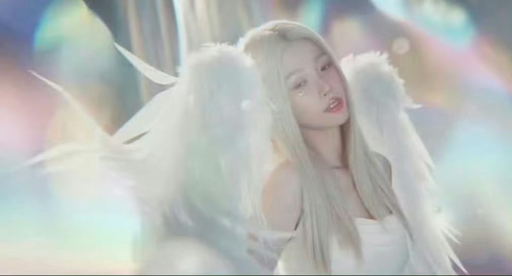 虞书欣这是在模仿迪丽热巴吗？不过迪丽热巴确实挺难超越的 