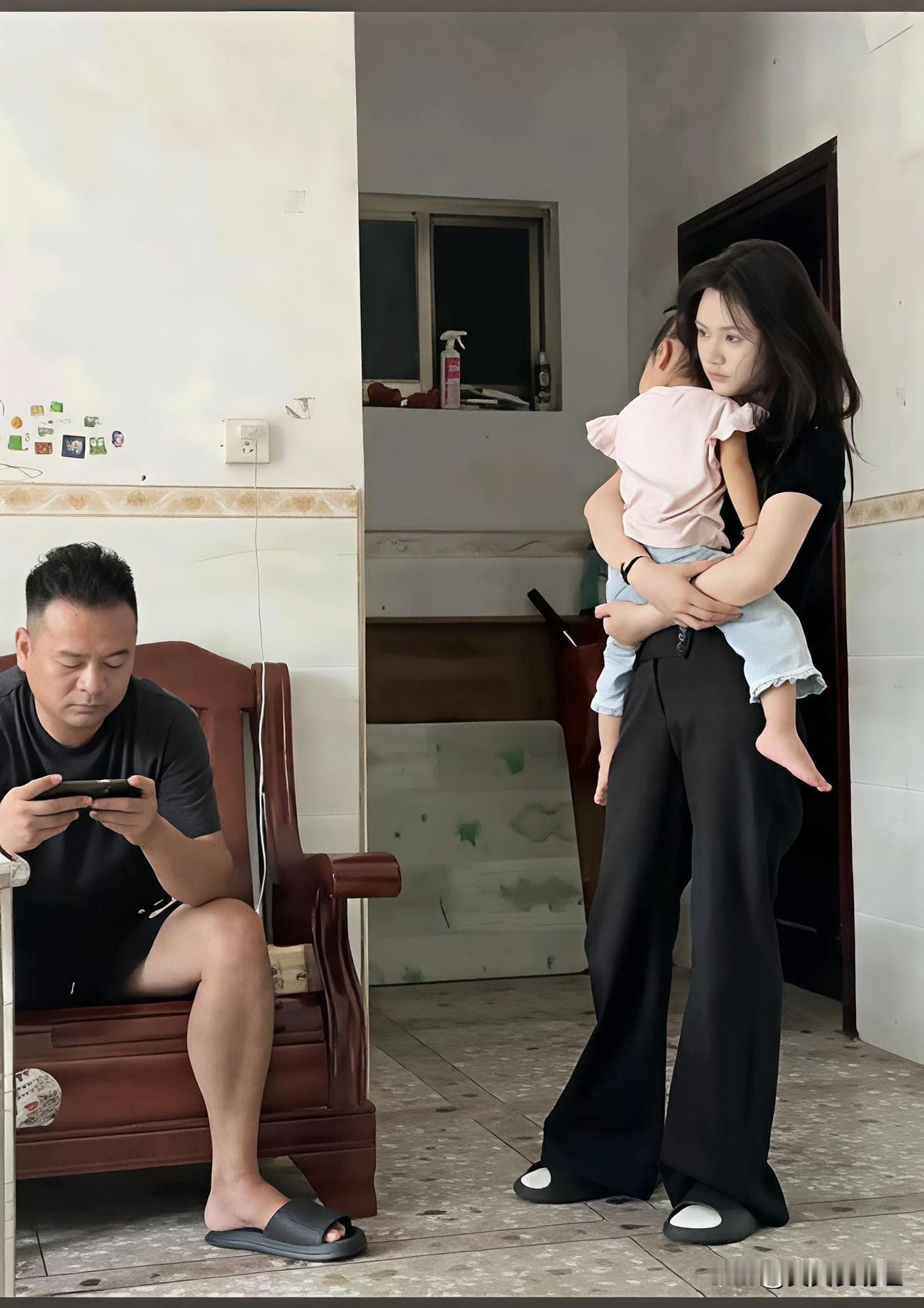 这位大哥，你媳妇看你的眼神就能把你刀了。