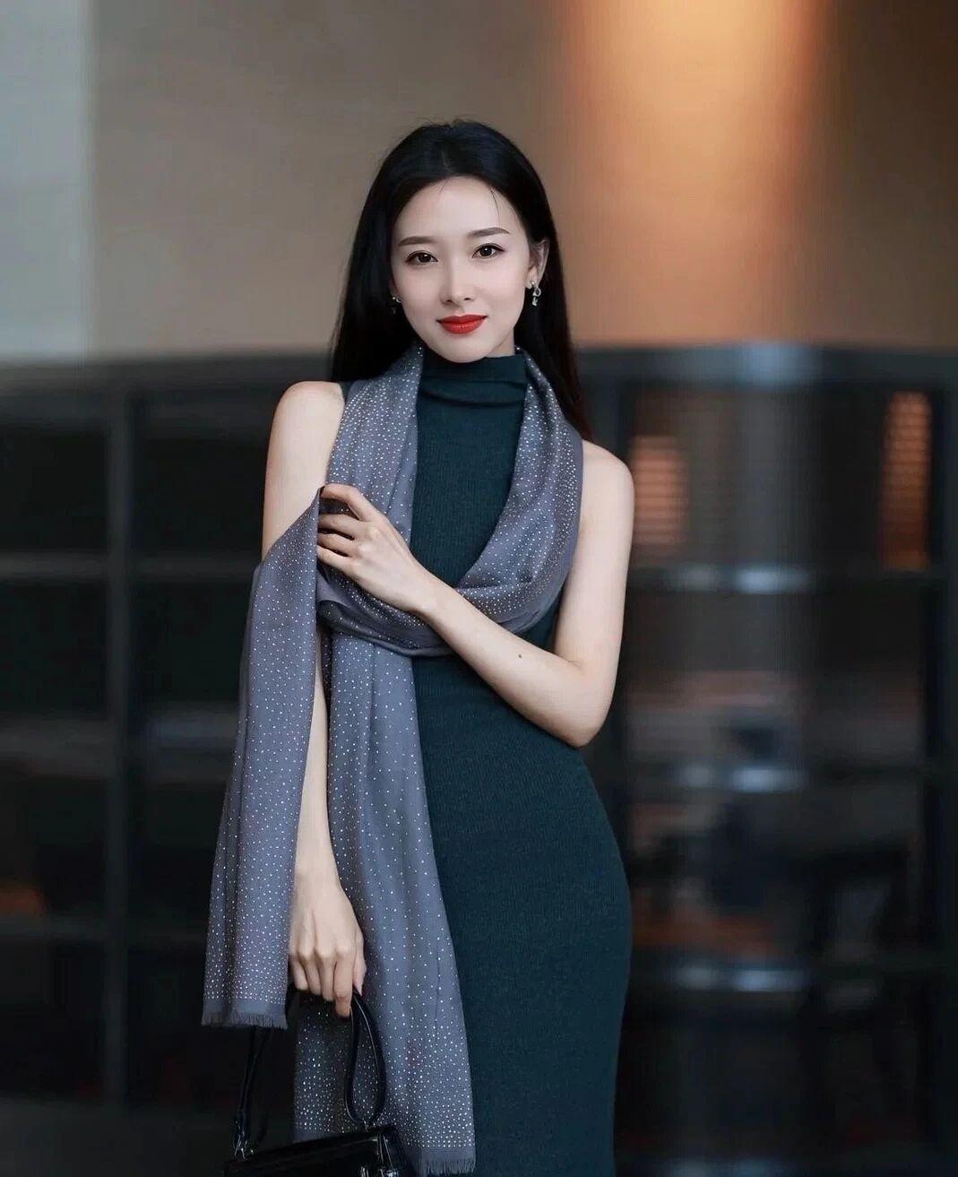 优雅气质，时尚穿搭，灰色丝巾，黑色连衣裙，精致妆容，自信微笑。晒图笔记大赛 美眉