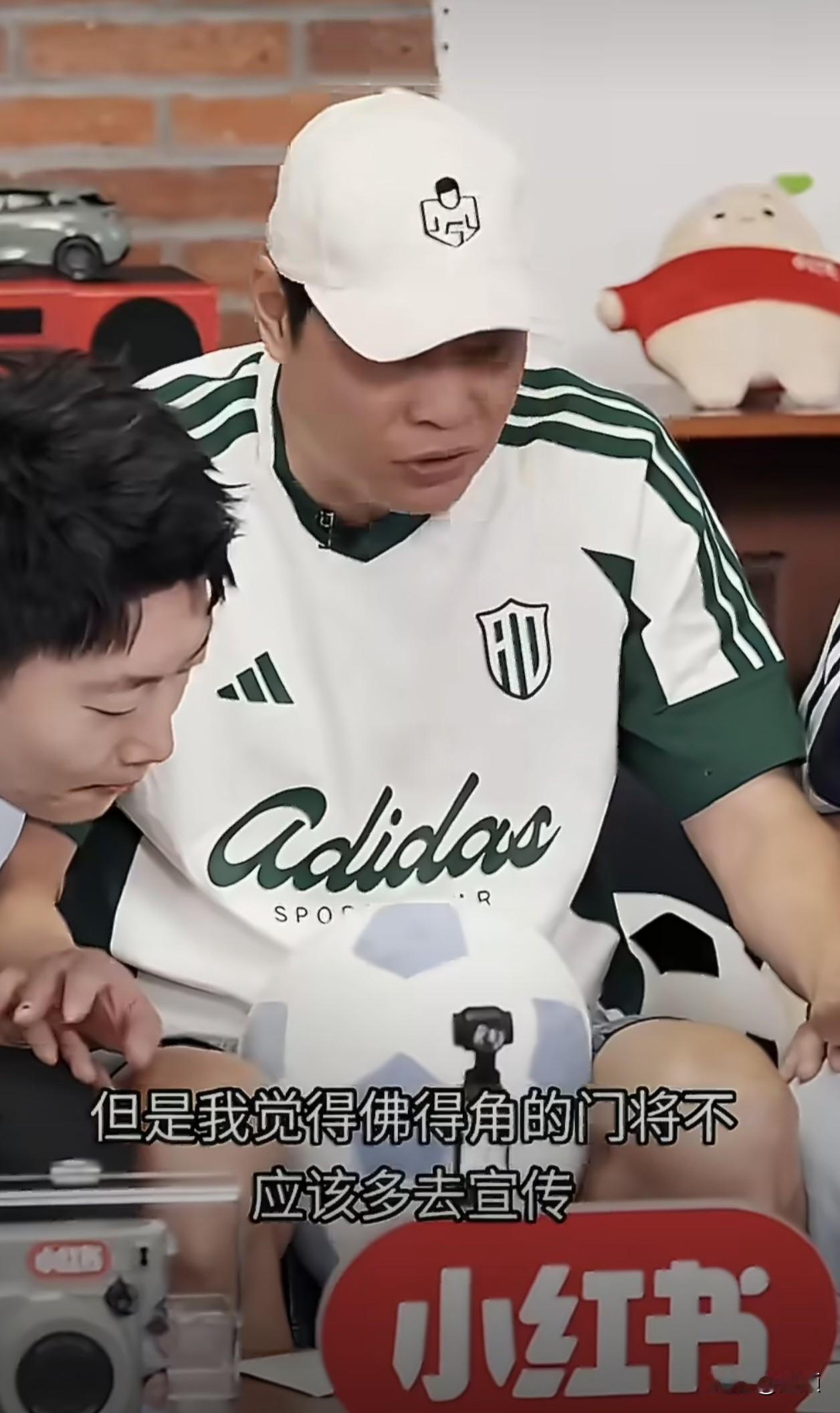 范志毅在赛后复盘节目中点评佛得角门将，直言不必过度宣传这名门将：“这是正常守门，