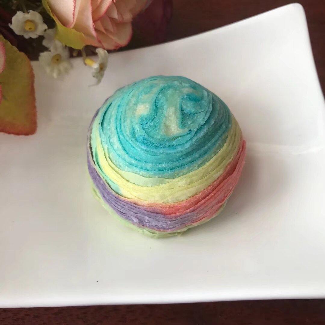 接着就是红豆熬熟压碎放白糖炒成豆沙，同时咸鸭蛋蛋黄，烤箱烤出油，猪板油炼出猪油，