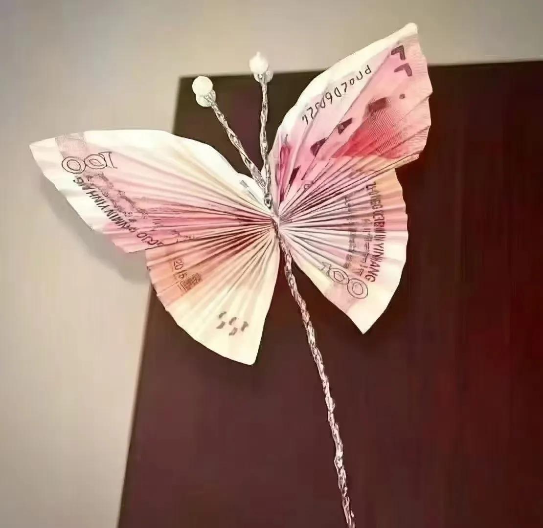 💰💰💰这个蝴蝶 成本𝟭𝟬𝟬，人工费𝟯块；
🚩报价𝟭𝟬𝟯，?