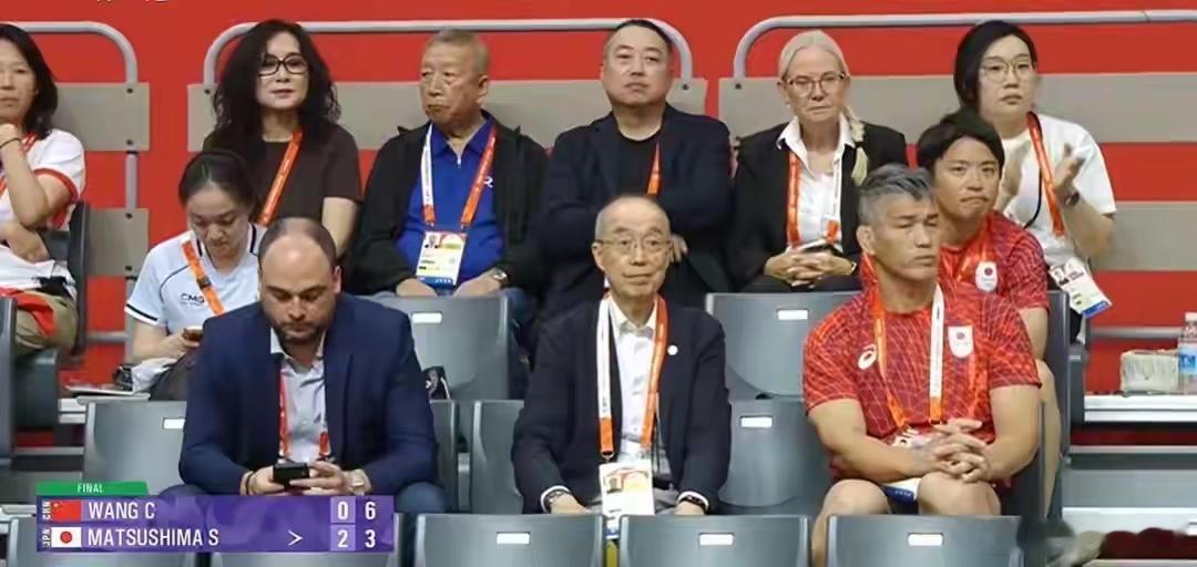 刘国梁 国乒 09月24日讯 亚运会乒乓球男团决赛，中国队2-3不敌日本队，八连