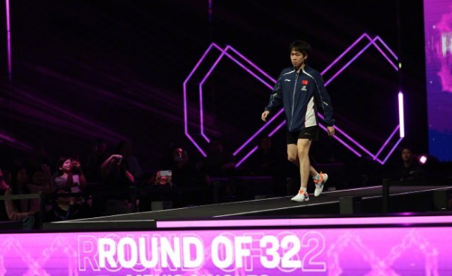 WTT重庆冠军赛男单1/16决赛中，王楚钦VS约纳坦·格罗特，比分分别为11-8