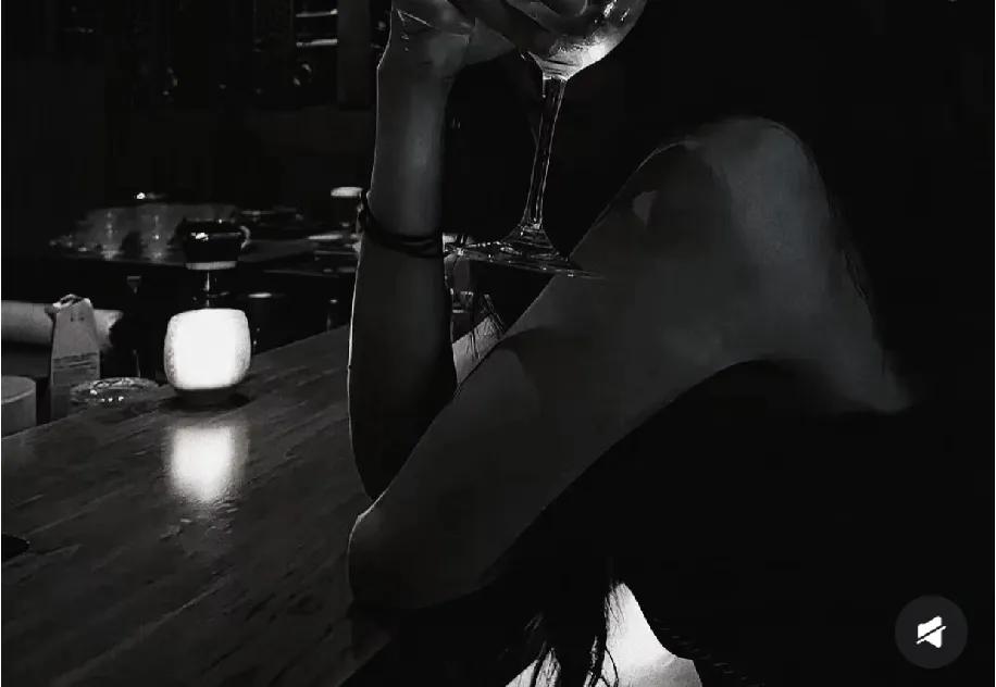 晚上坐在同一桌吃饭，筷子碰着碗沿都没声儿——这大概是我和他现在最熟的相处模式。