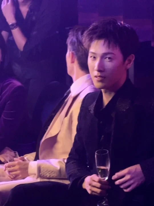 和李昀锐对视的三个瞬间😛