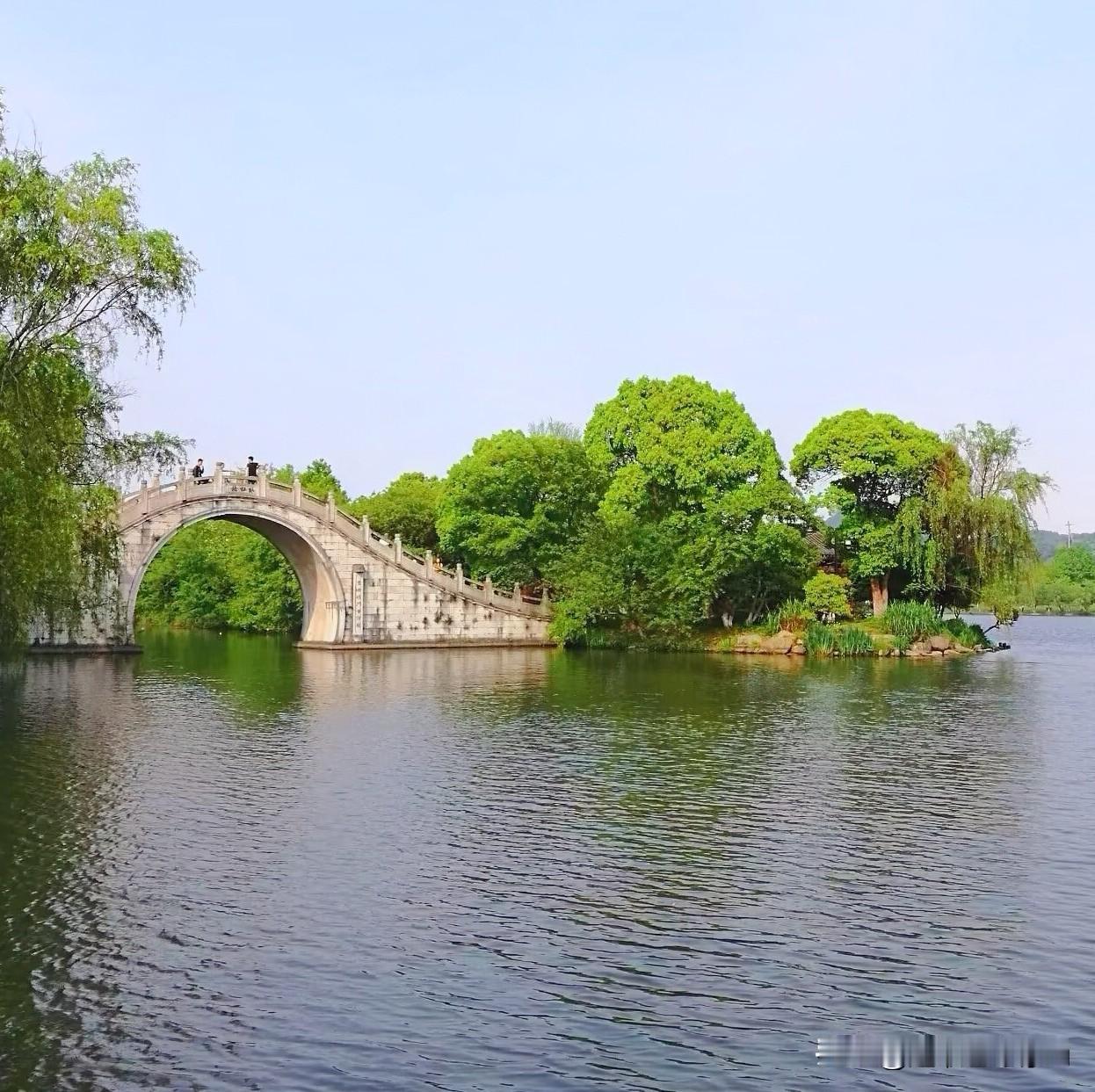 边走边拍家乡美景，行走在小桥流水之间，仿佛穿越了时空。古朴的桥梁历经沧桑，见证着