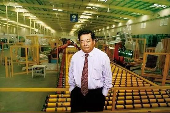 2013年，曹德旺想在美国买个8万平米的厂房，房东是个犹太人，开价2800万，曹