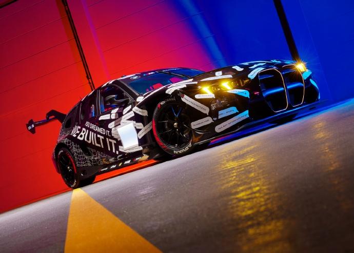 最速旅行车来了？
宝马用八个月的时间将去年愚人节的“玩笑”变成了现实。
它就是M