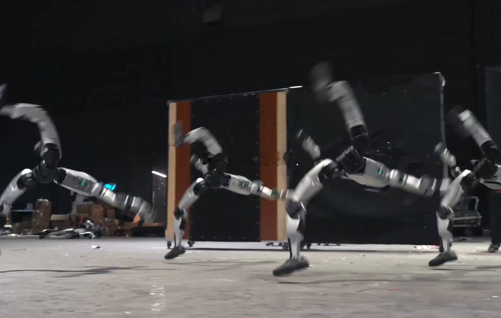 难忘今宵春晚马上结束，如果让我投票，今年春晚最好的节目，只能是宇树科技机器人参与