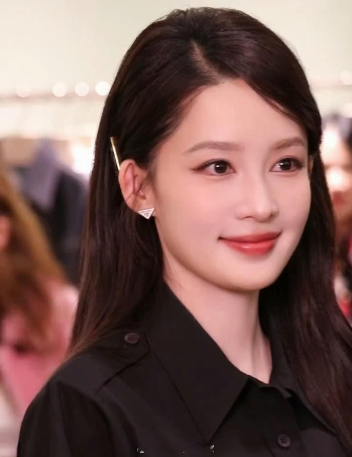 李沁、陈昊宇今日同品牌活动合影，美女状态都很不错，就是这衣服…… 