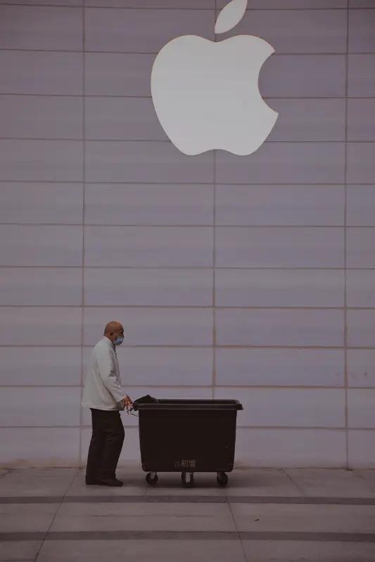 在乔布斯与库克谁更厉害的讨论中，乔布斯更受认可。其厉害之处在于产品创新，苹果手机