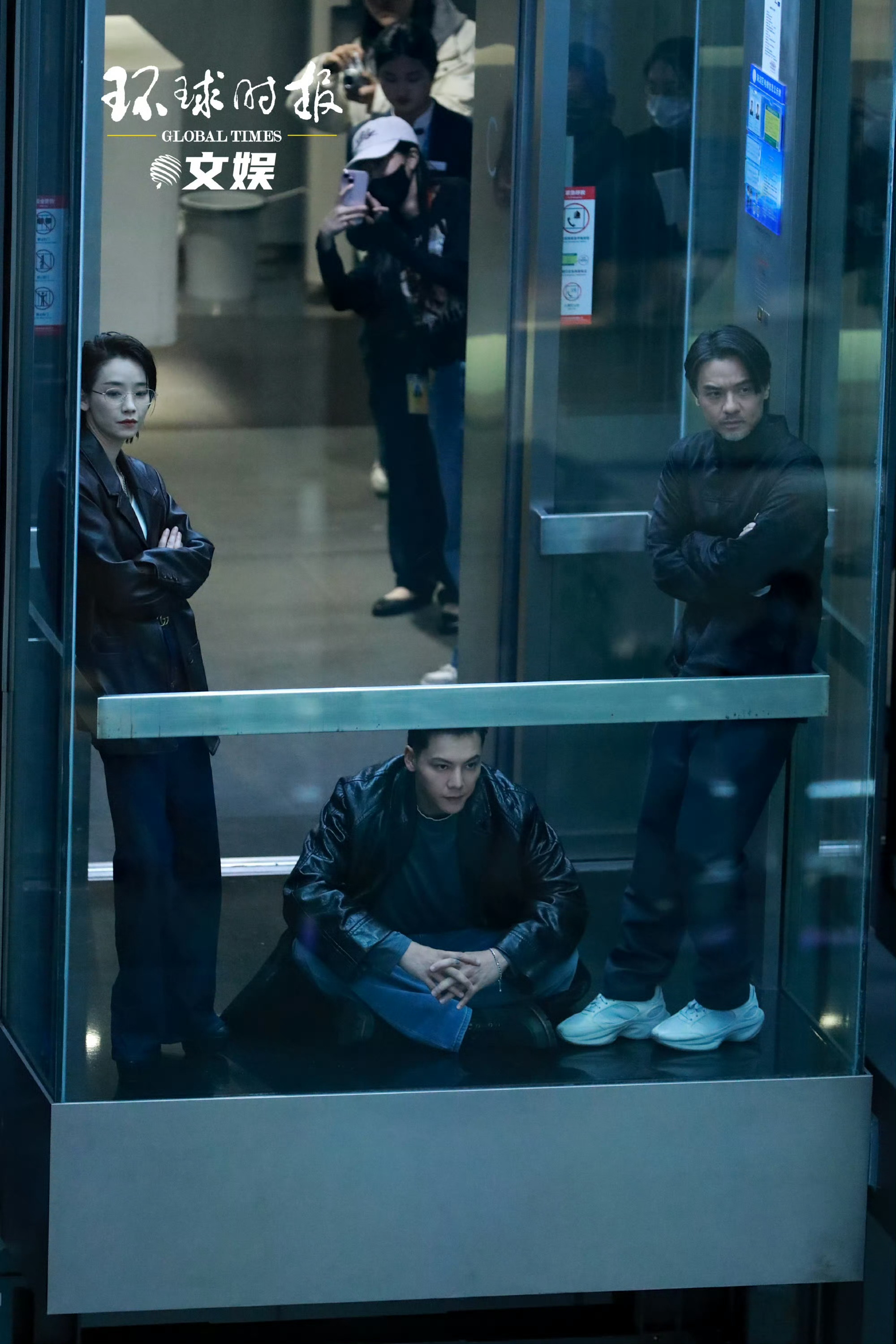 陈伟霆刘雅瑟新浪扫楼又出神图！！！真的没人请他们仨去拍杂志嘛！！！ 