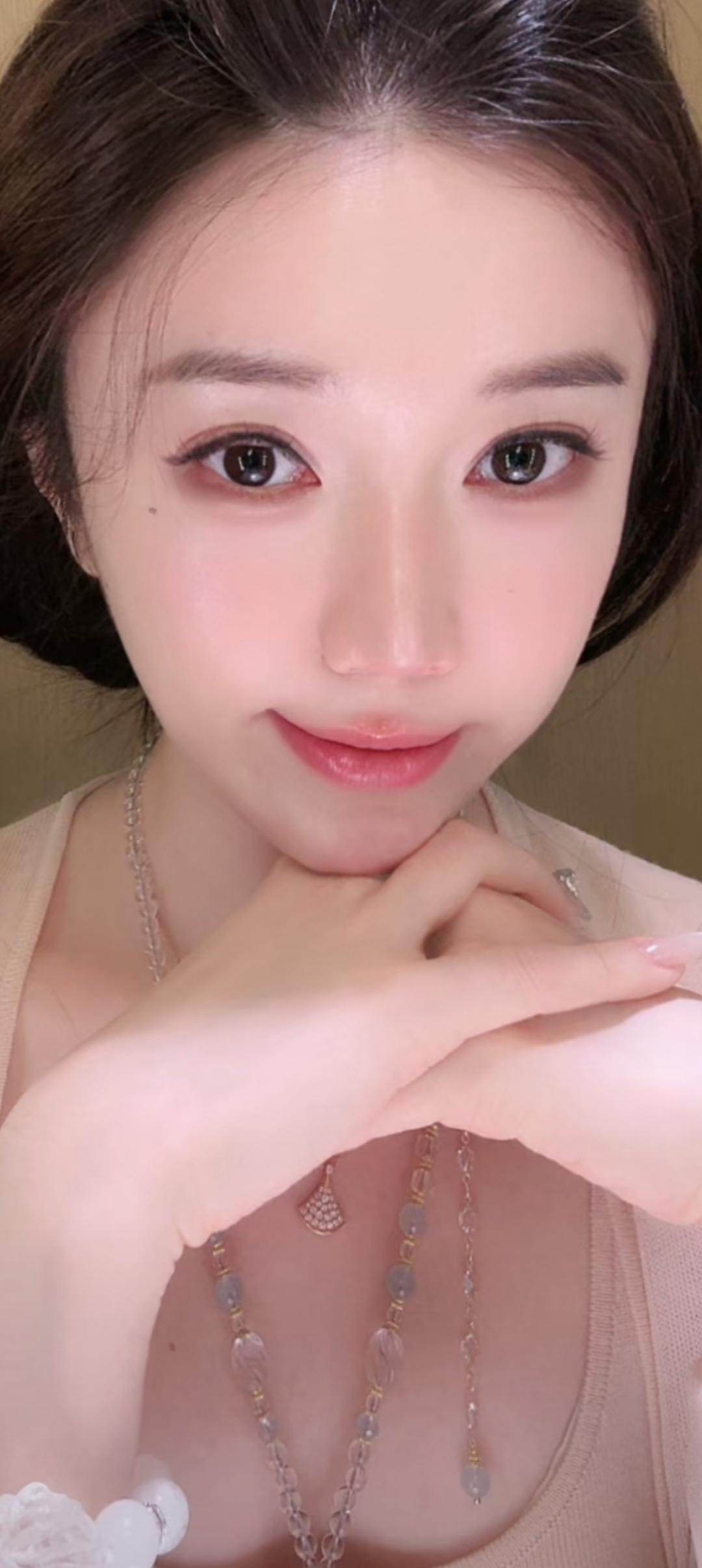 这位小姐姐在微笑呢！