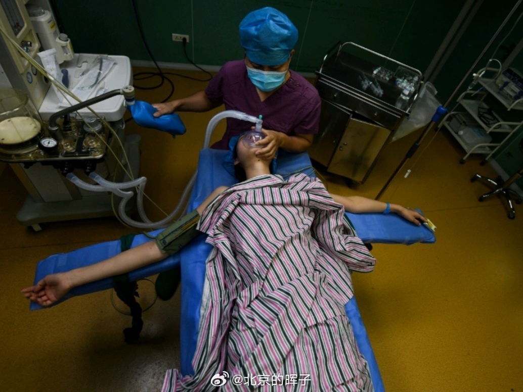 官方通报医院违规为未成年人打胎人得有底线意识，有些职业要有红线意识，涉未成年人工