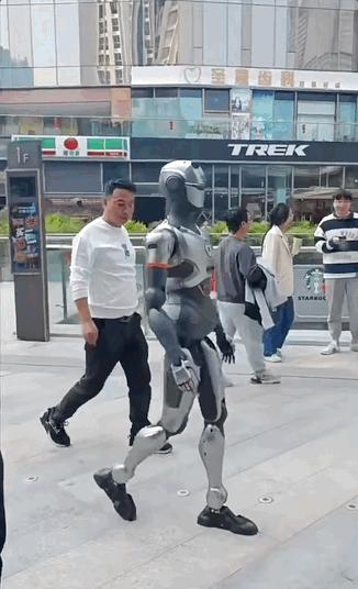 为什么走路玩手机时步态会变得像机器人？

走在大街上随便扫一眼，总能撞见几个攥着