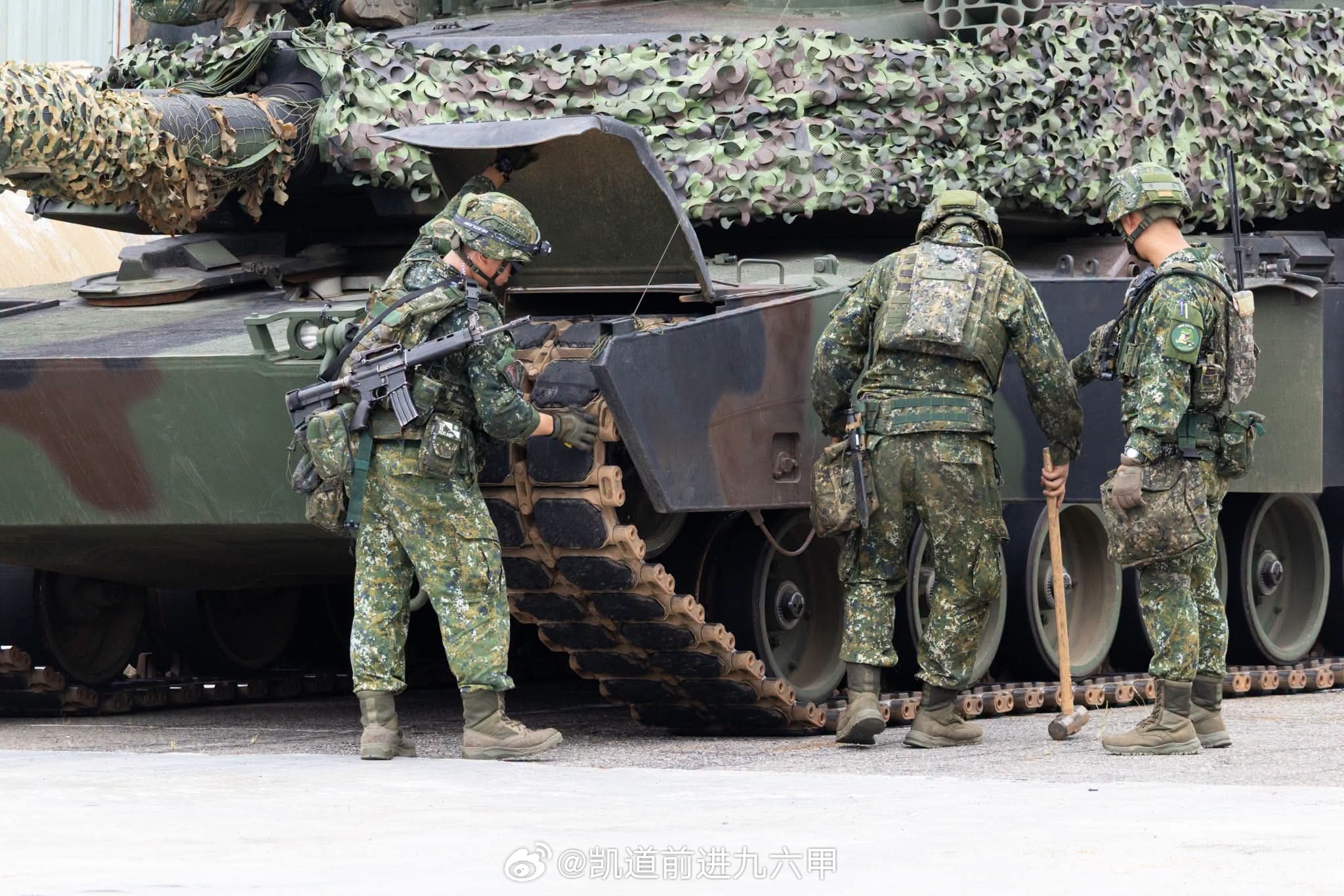 台海局势 M1A2T蛙布兰战车在「立即戰備操演」中的疏散隐蔽伪装。这样的伪装不仅