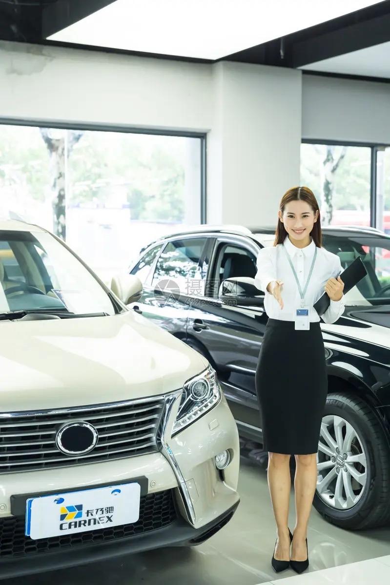 销售跟顾客介绍车子，正要签单的关键时刻，一个环卫工大爷在门口敲门，问能不能给他倒