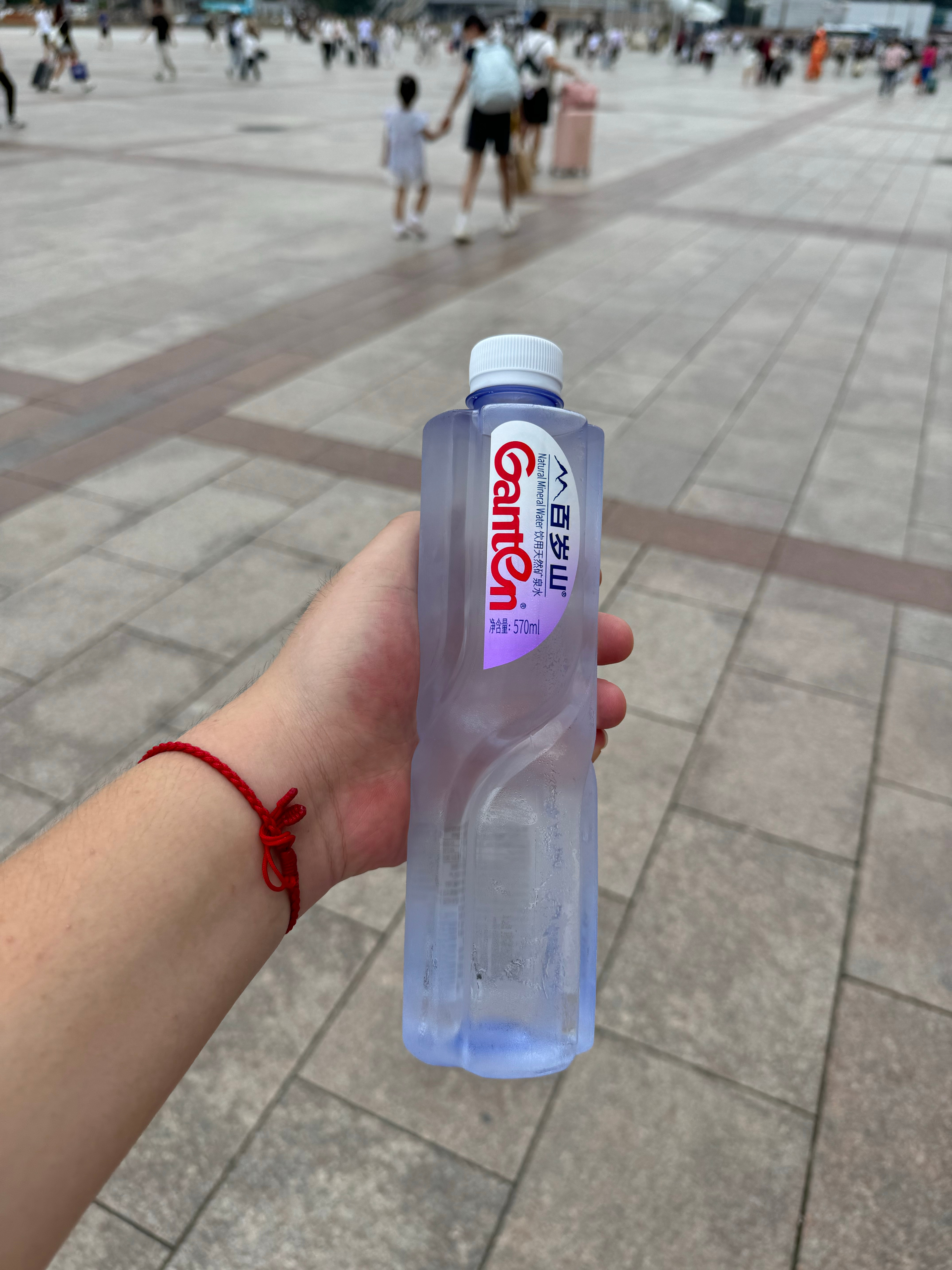 来车站接人想买一瓶矿泉水，一瓶娃娃哈居然要4块钱，我果断选了一瓶3.9的百岁山