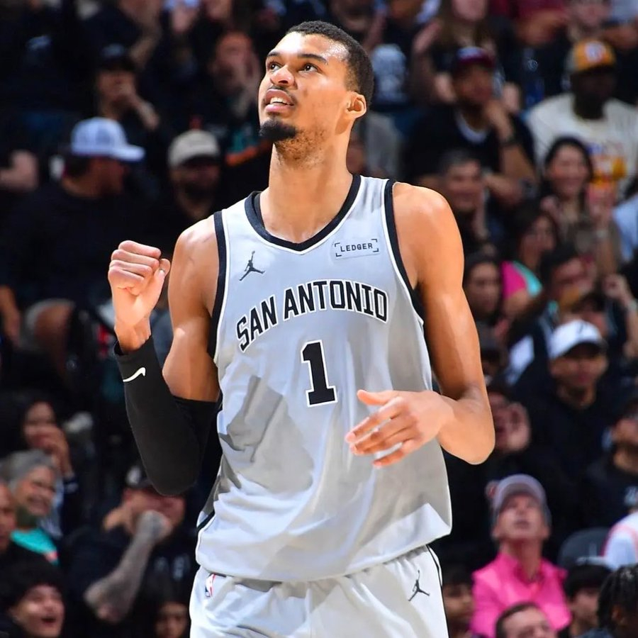 文班亚马保住常规赛评奖资格 马刺139-120战胜独行侠，文班亚马复出26分钟贡