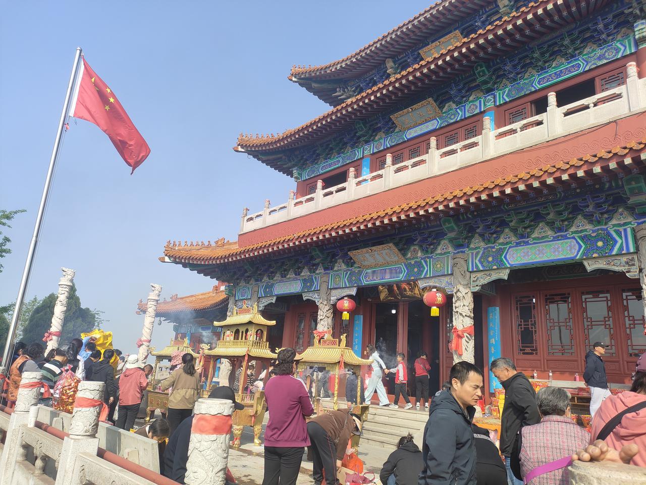 雅鹿山原名矿山子，“矿”字古音读作“gōng”。数千年来，这里始终是距离莱城最近