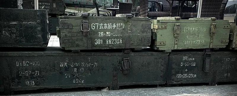 看到美移民执法行动装备疑似来自战场这事儿，真让人惊掉下巴。这意味着移民执法现场可