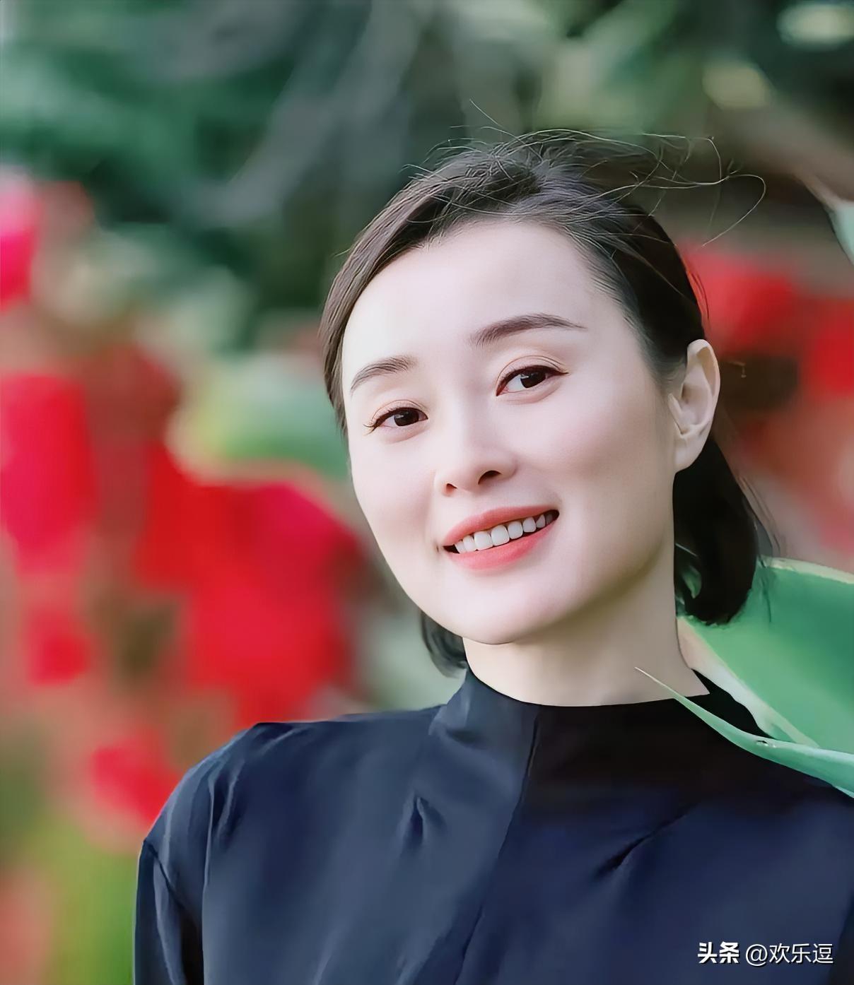 我能接受吴越长胖，
也能接受吴越变老，
但真的接受不了，54岁的她一身清爽松弛，