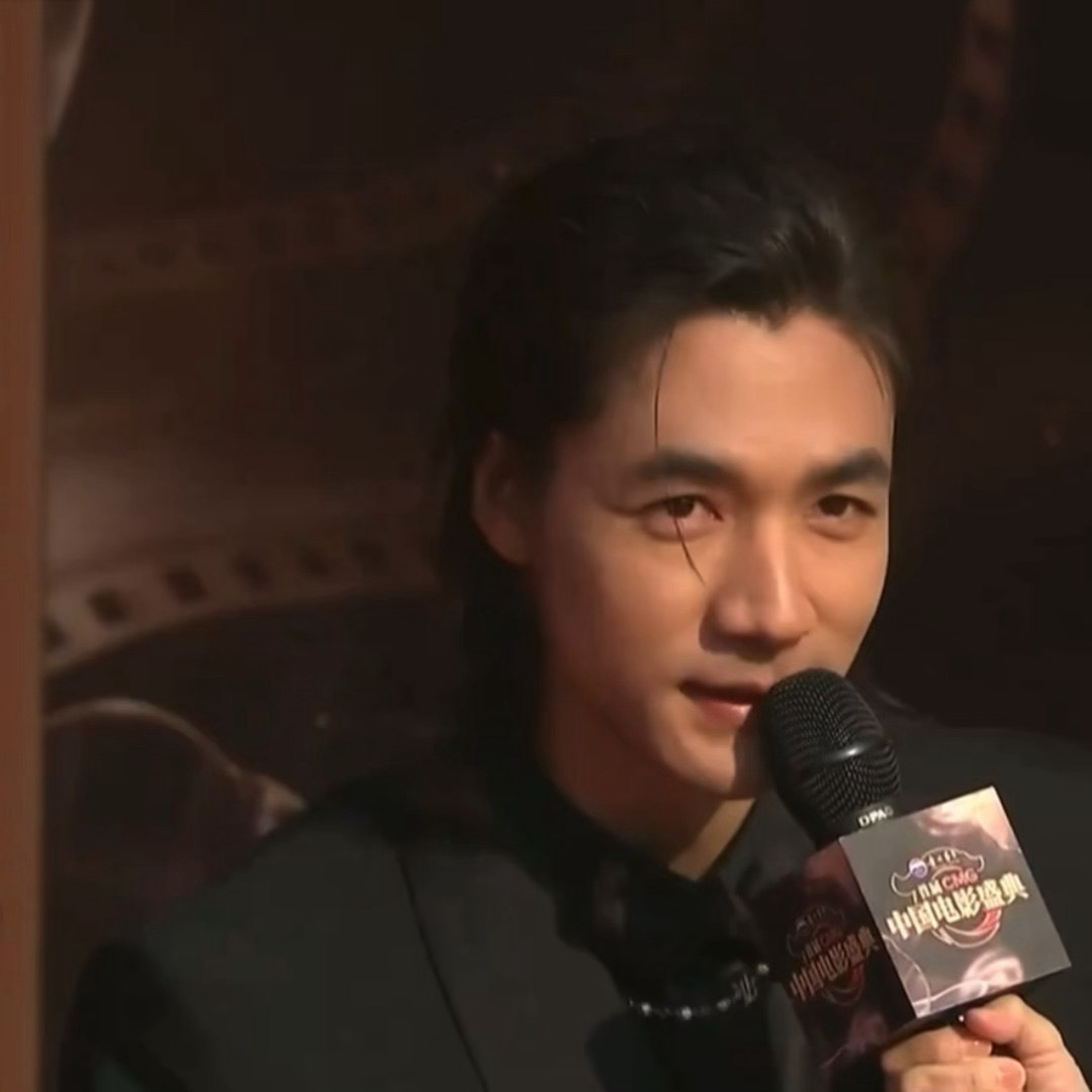 此沙此沙冷脸萌  咱就是说此沙西装daddy比耶baby黑色西装真的是又帅又酷呀