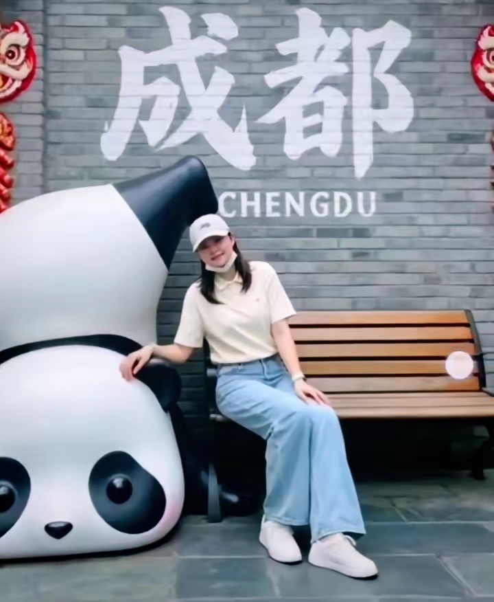 风华正茂的年纪，苗条的身材，精致的五官，朴素的穿搭，说走就走的旅行。去看了黄子韬