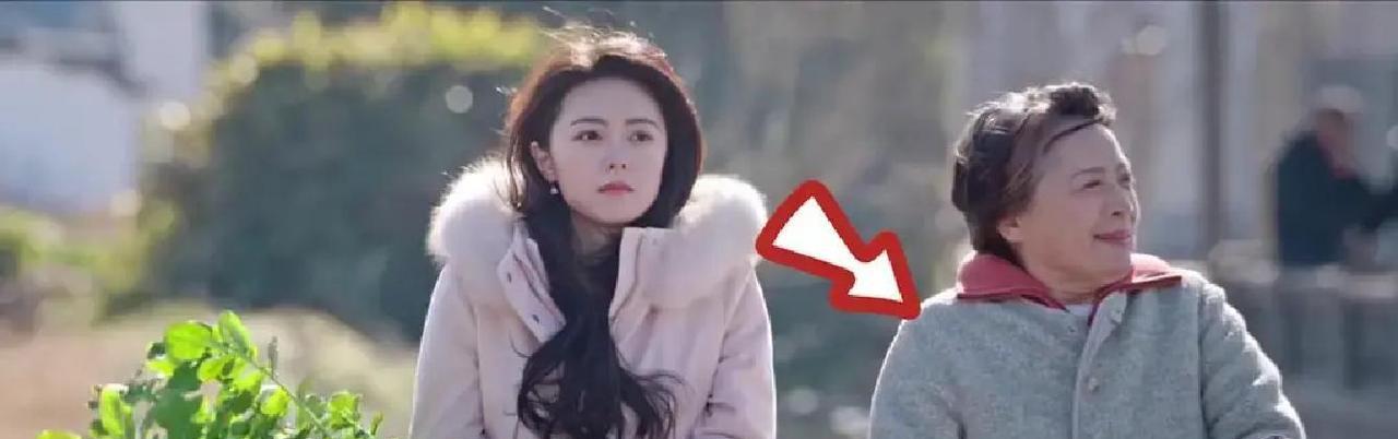 女主一件大衣四万八，男主外套只值299，这部剧用服装撕开了阶层的皮肤。
Loro