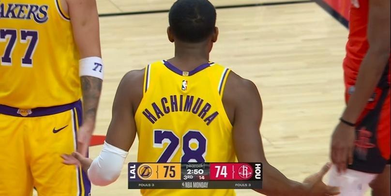 八村对着詹姆斯摊手 