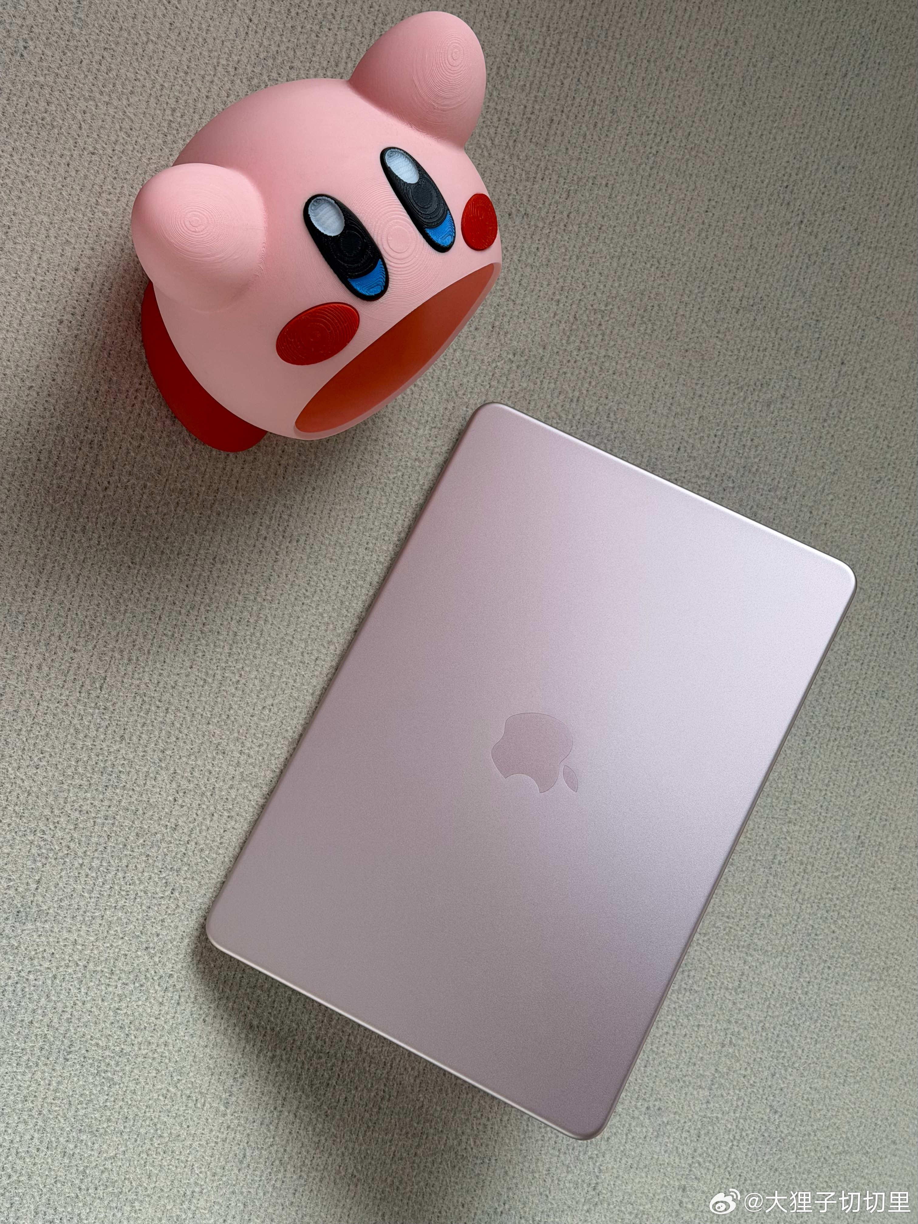 MacBook Neo 粉色好看诶！越看越喜欢，质感也比想象的好！等我好好体验一