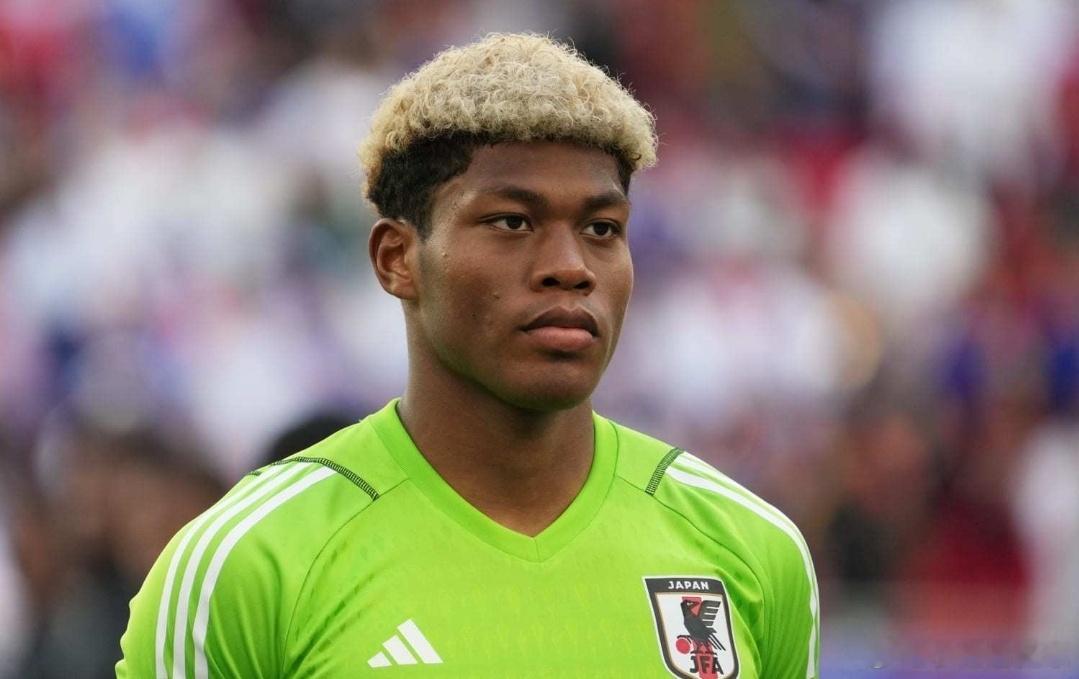 斯基拉：阿森纳密切关注铃木彩艳，枪手已派球探多次考察转会专家斯基拉消息，阿森纳正