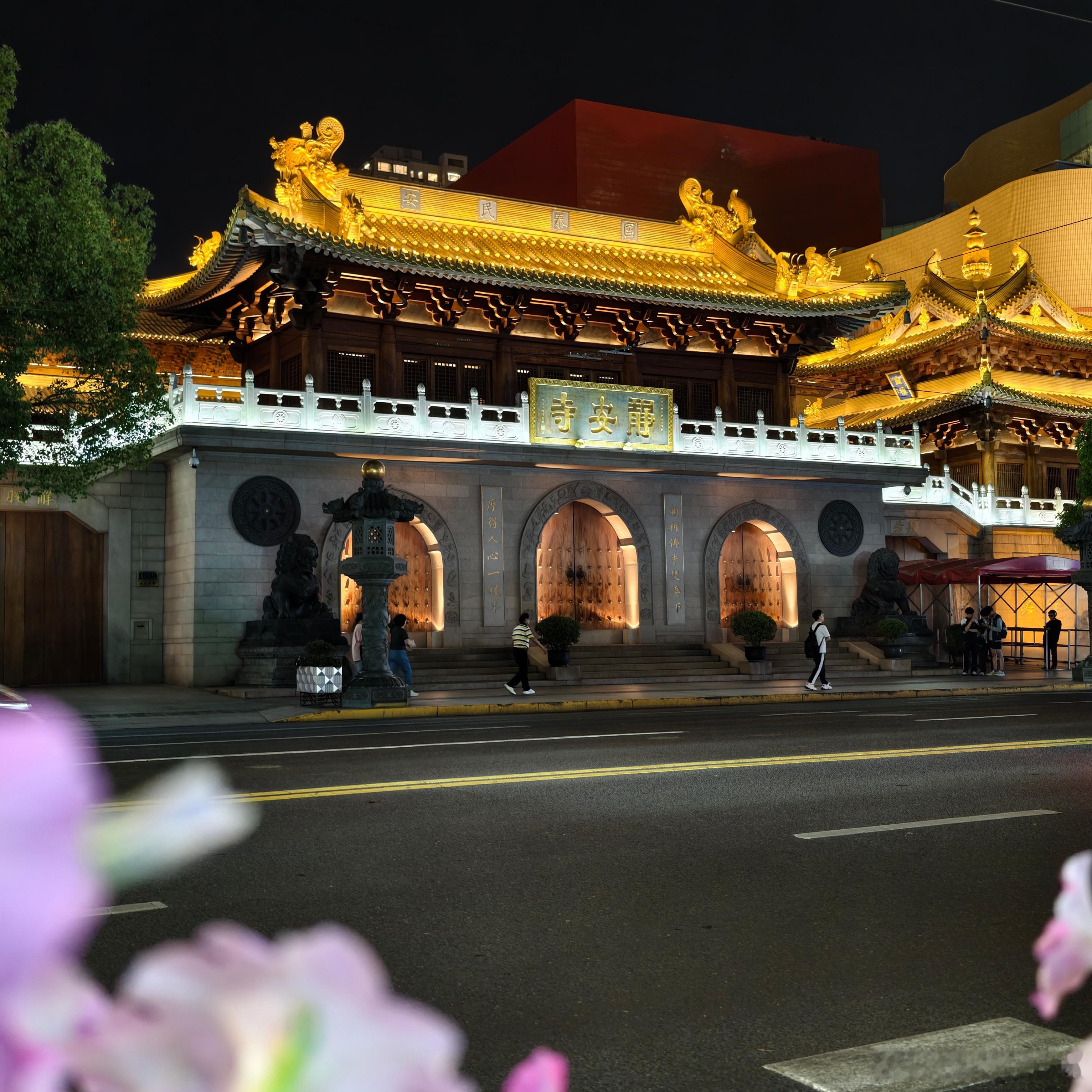 繁华绕古刹，灯火落人间晚风知我意，静坐看静安  4 上海·静安寺
