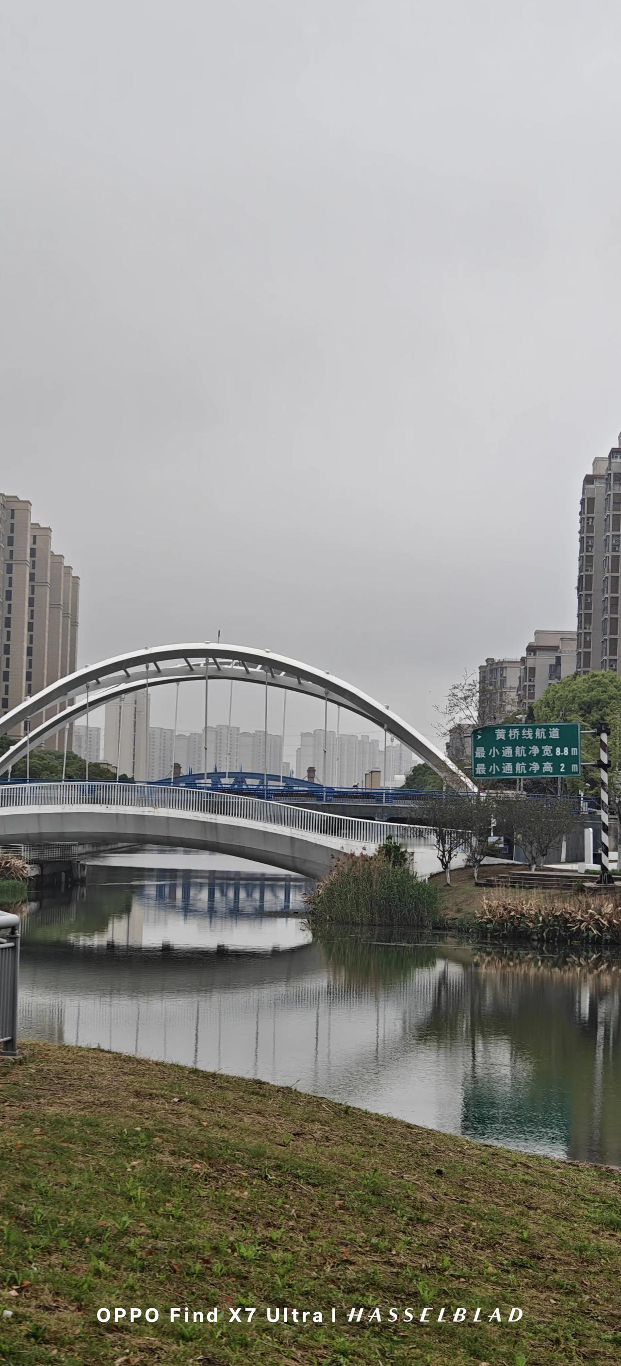 开大奔的育儿嫂。

我们家新来的育儿嫂非常年轻，29岁，戴着眼镜，纤瘦苗条，白白