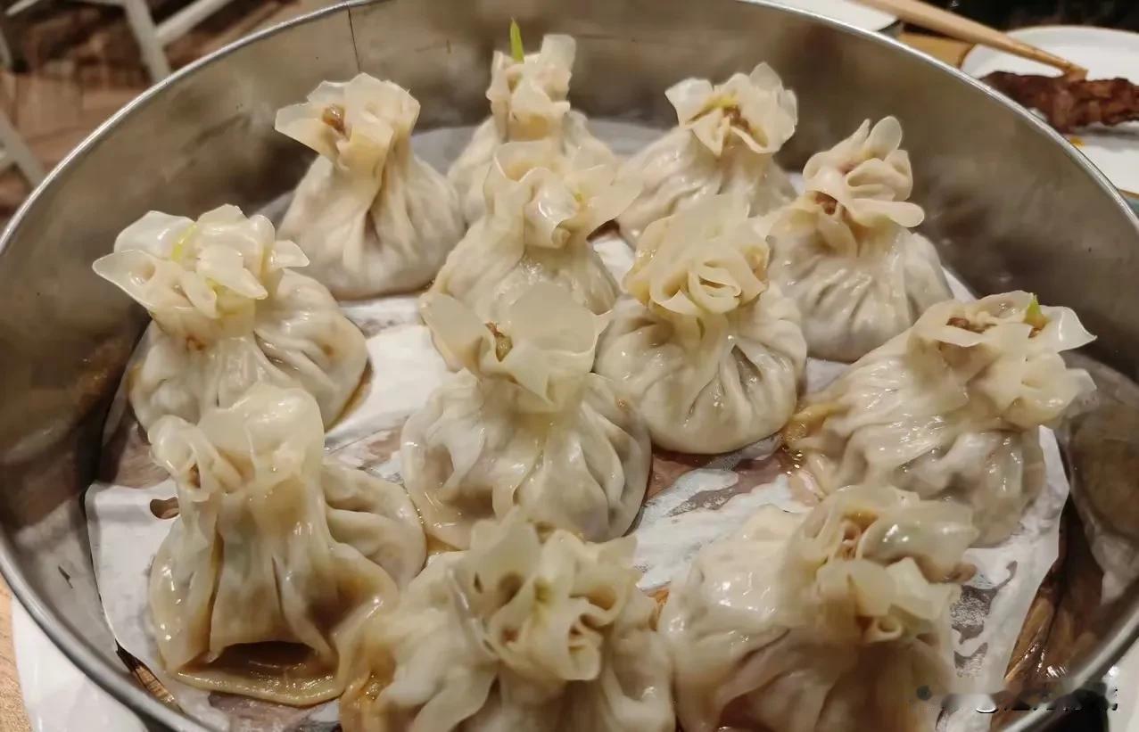 呼和浩特烧麦为啥8个，包头是6个，这可能跟当地习俗和消费习惯有关。
在呼和浩特，