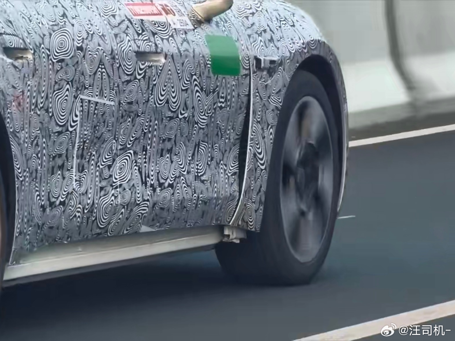 尚界Z7可能是上汽新一代纯电平台的首发车型，网路上这张照片拍到了无侧裙饰板的门槛