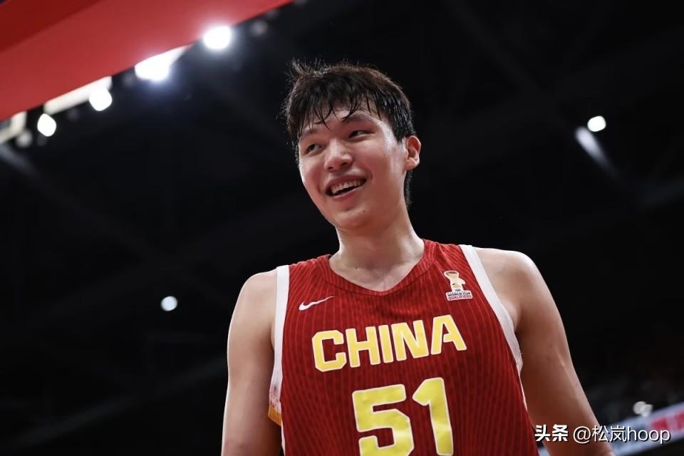 人民日报点名杨瀚森，说实话，我既感到振奋，又心里捏一把汗。
 
姚明、易建联是男