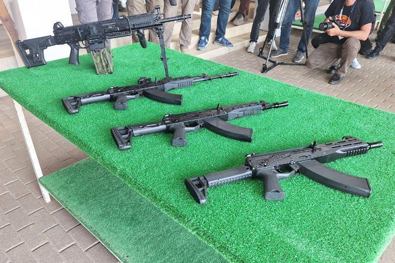 新型紧凑型 7.62 毫米 AK-15K 和 AK-15SK 突击步枪及狙击枪和