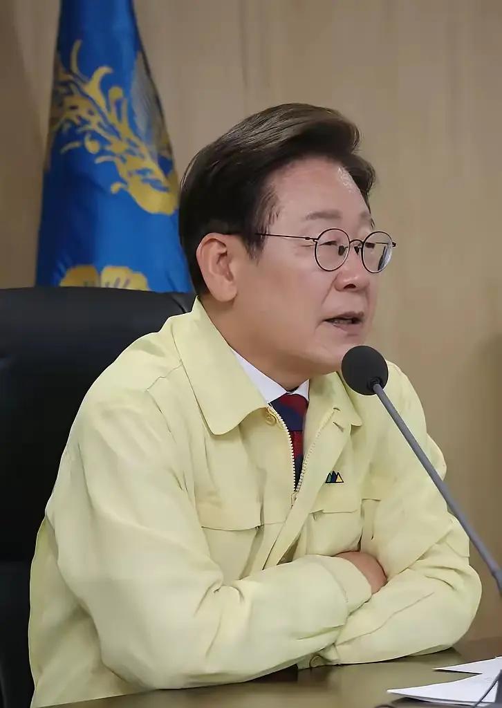 纪念卢武铉的时候，竟然有保守派人士穿着特制的衣服，做出侮辱性的手势。韩国总统李在