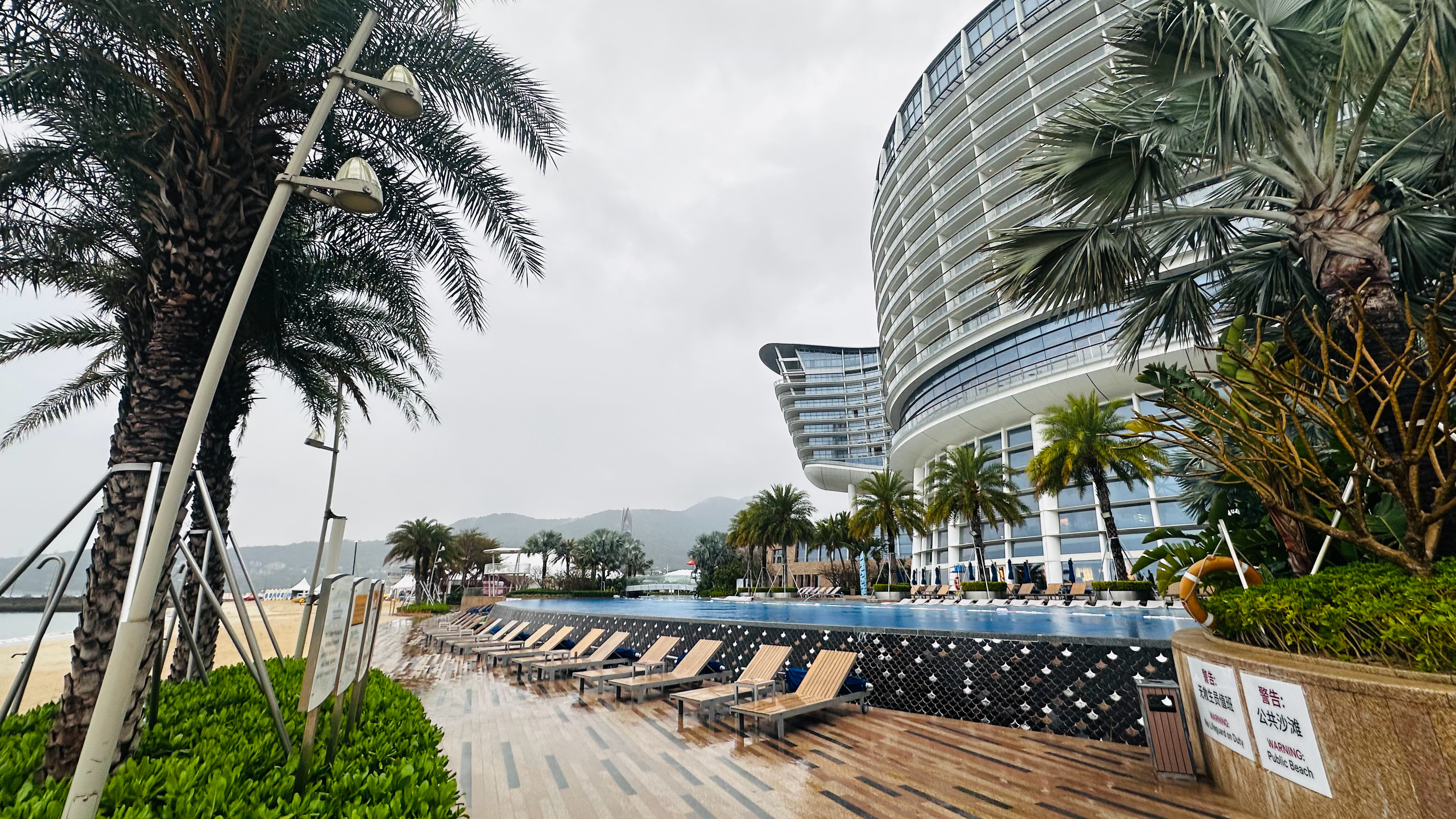 就说我们这行早晚都是户外博主一出门可能冷可能热 可能下雨可能下雪冲锋衣是个好东西