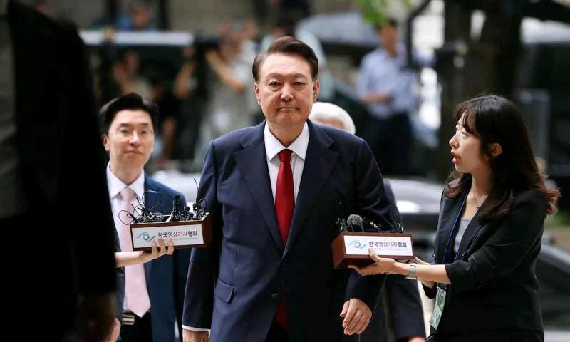 韩国首尔中央地方法院7月10日凌晨签发对前总统尹锡悦的逮捕令。负责调查紧急戒严事