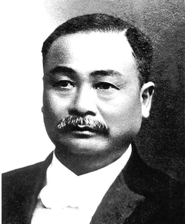 1903年那会儿，慈禧坐着新火车，心里头那个美啊，就说了句：“快去把设计这火车的